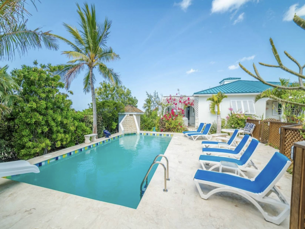 Turtle Cove Area villa with hot tub and private freshwater pool